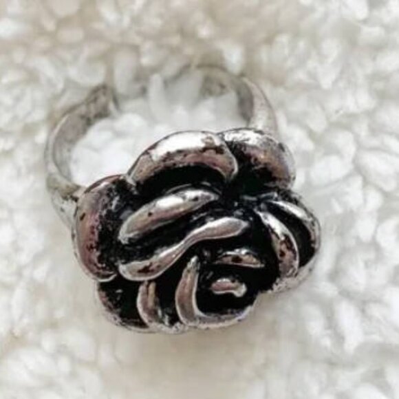 Rustic rose ring🌹 - Picture 2 of 4